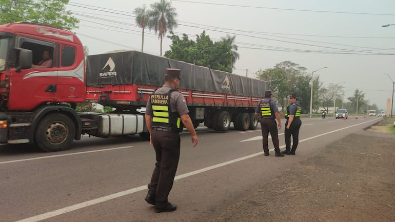 Agentes de la Caminera intensifican los controles en el desvio de San Bernardino.