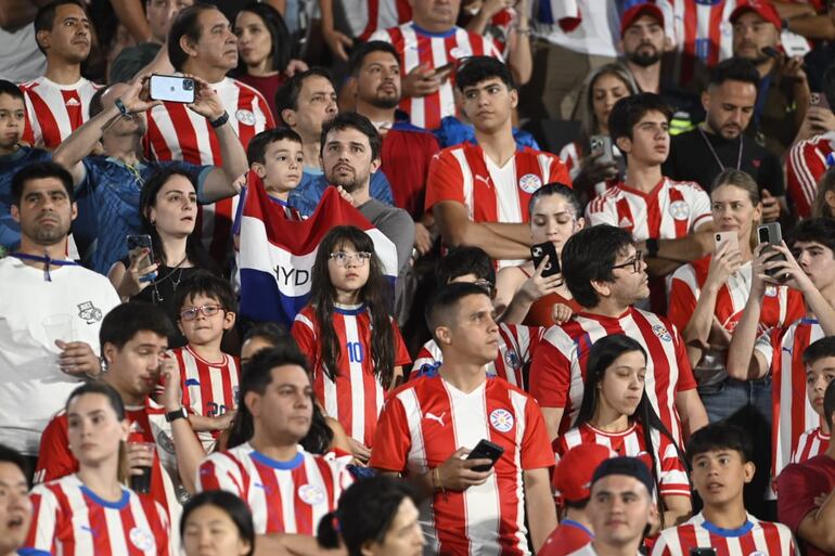 Los hinchas de Paraguay en la previa del partido frente a Argentina por las Eliminatorias Sudamericanas 2026 en el estadio Defensores del Chaco, en Asunción.