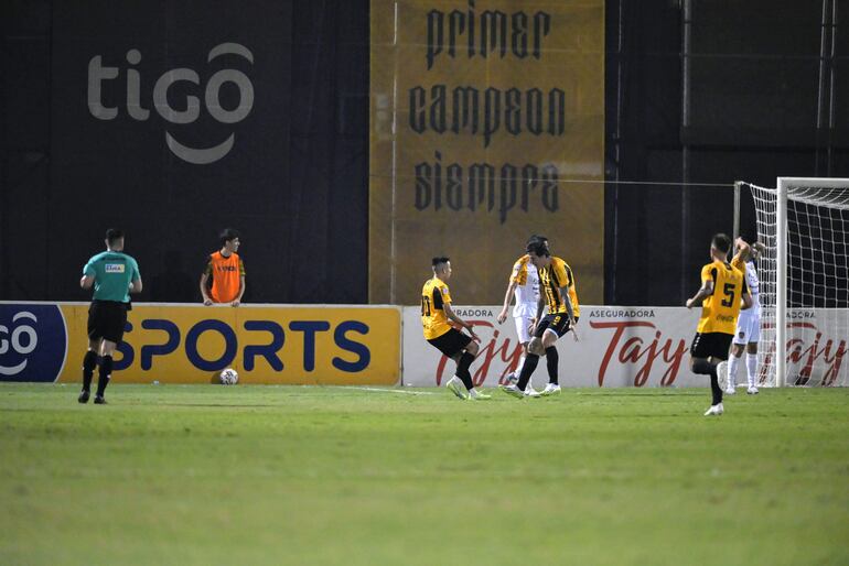 Festejo entre Romeo Benítez y Federico “Ropero” Santander, en la victoria del Cacique sobre el Chanchón en la Toldería aurinegra.