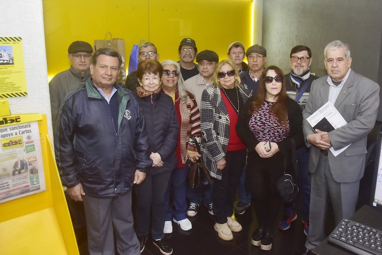 Pedro Halley (primero de la derecha), de la Unión de Jubilados del Paraguay, acompañado de un grupo de jubilados visitaron ABC para reclamar el voto directo para elegir al representante del sector.