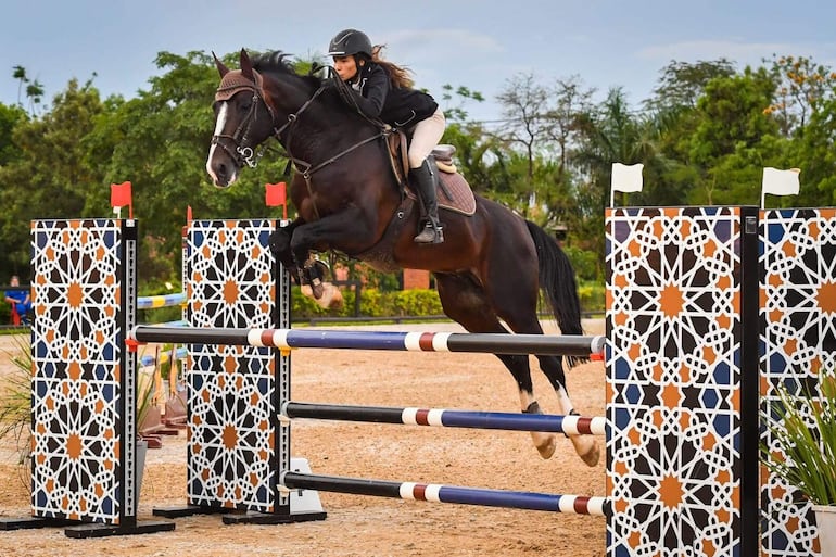 Lucía De Brix Mora fue la campeona de la Copa Migone, categoría 1,20 metro, en el Club Hípico.