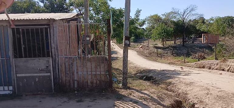 En estas condiciones se encuentran la mayor parte de las calles de la población de Carmelo Peralta.