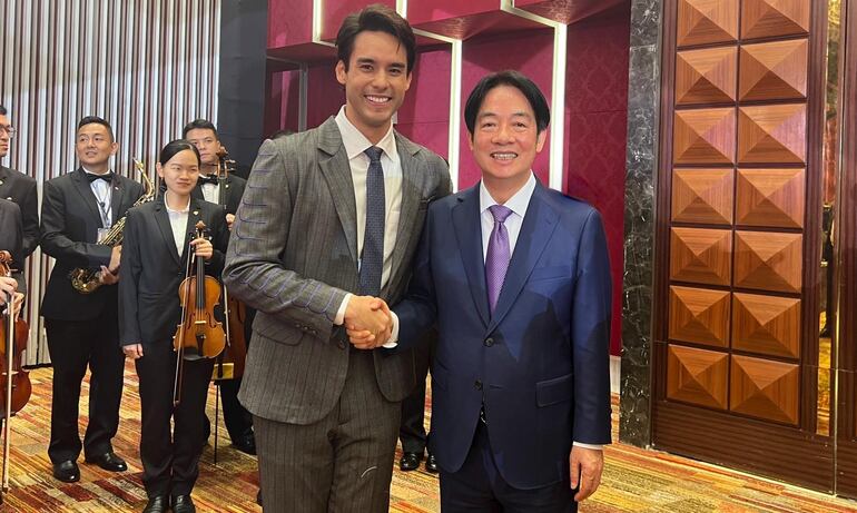 El paraguayo-taiwanés Kevin Tai junto al nuevo presidente de Taiwán, Lai Ching-te.