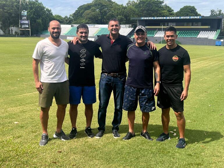 Carlos Peredes (i), Roberto Acuña, Rubén Ruiz Díaz, Celso Ayala y Eduardo Pérez, en la Arboleda de Santísima Trinidad.