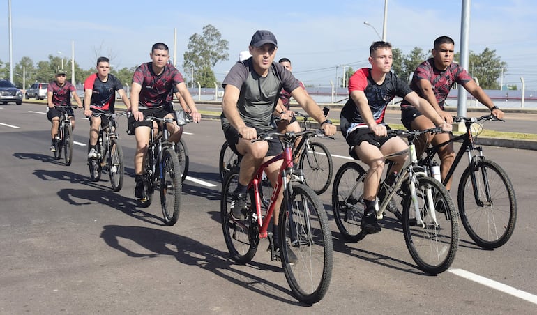 Imagen ilustrativa: ciclistas en la Costanera Sur durante una jornada soleada. 