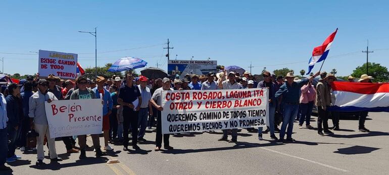 Pobladores del departamento de Ñeembucú se manifestaron para exigir camino de todo tiempo.