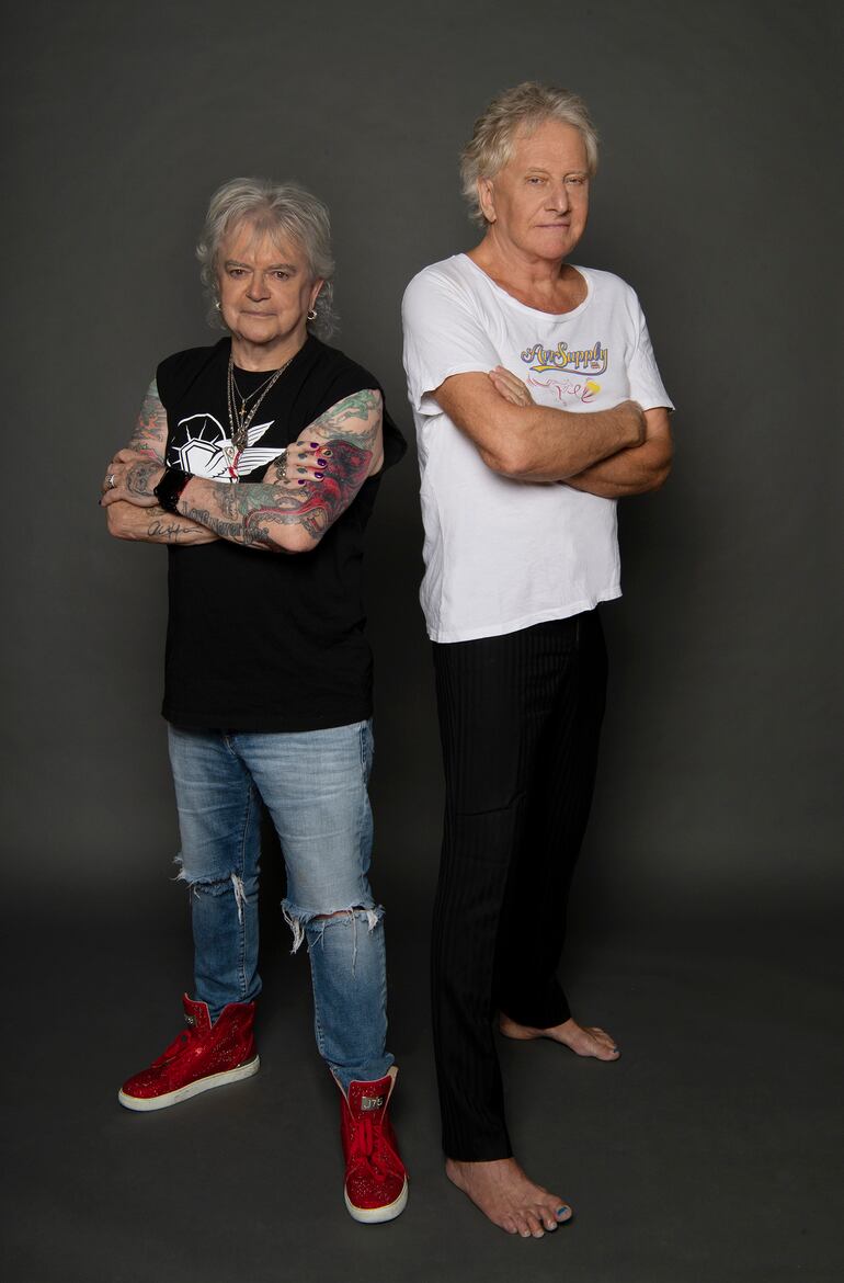 Los integrantes de Air Supply se conocieron en los ensayos de la obra Jesucristo Superstar. Desde allí entablaron una amistad inquebrantable.
