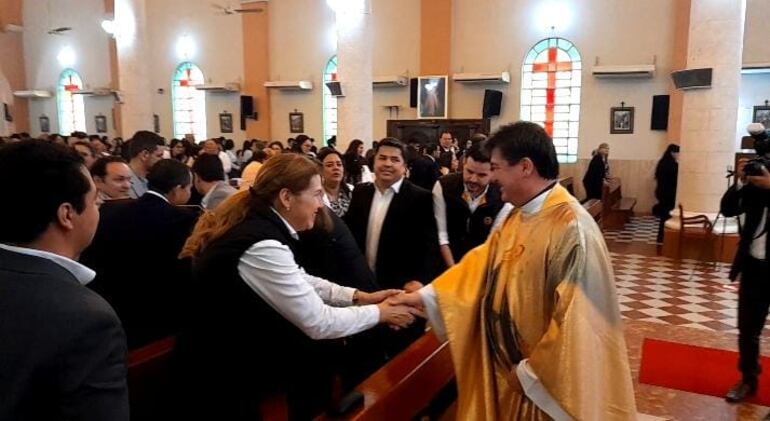 El sacerdote Osvaldo Duarte saluda a la ministra de Salud María Teresa Barán durante la Misa de acción de gracias por los 50 años de vida institucional  de la FROSEP.