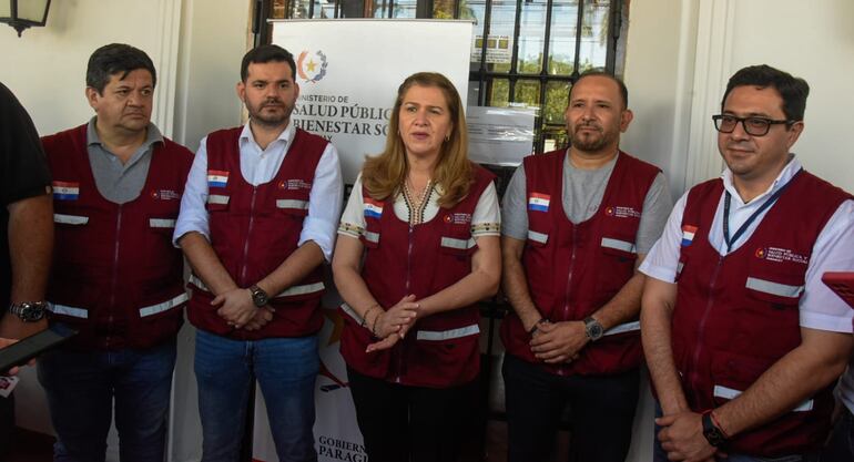 Ministra de Salud, María Teresa Barán, con su plantel en el puesto de salud en Caacupé.