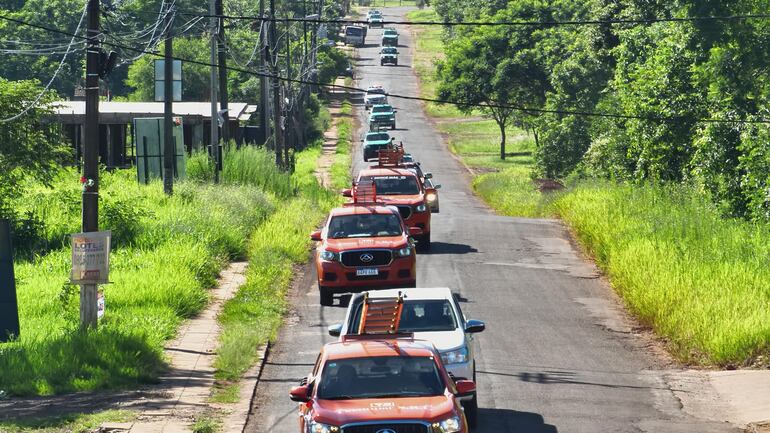 Vehículos de la ANDE y sus contratistas, durante el Operativo Itapúa I.