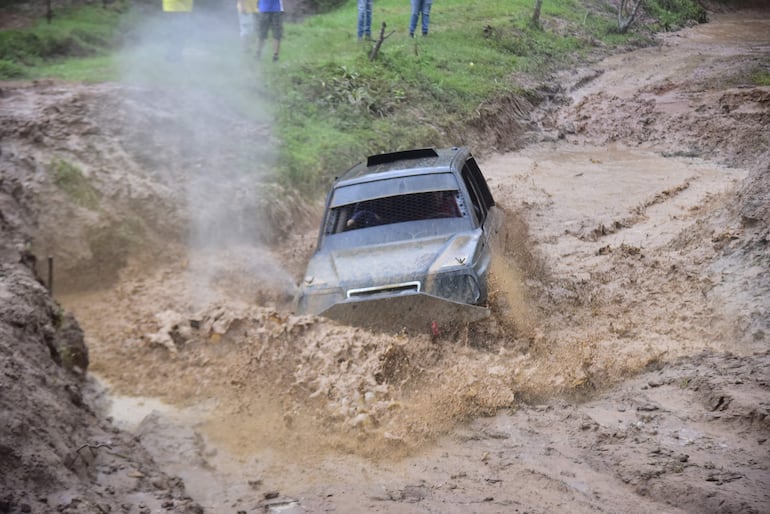 Rubén y Miguel Recalde (Suzuki Vitara) atravesando una de las aguadas del trazado villarriqueño. Ganaron la categoría TT1.