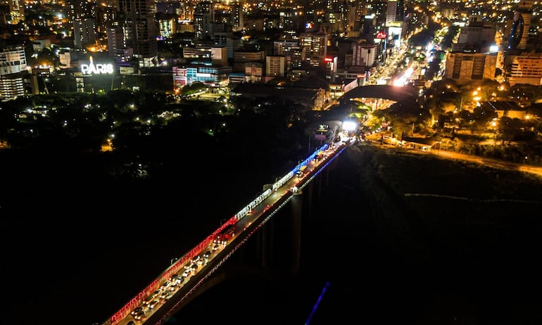 Hasta el puente de la Amistad que une Paraguay con Brasil fue iluminado en el marco de la Navidad Sustentable 2.0 de Ciudad del Este. (Gentileza)