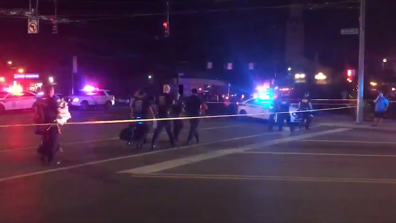 Policías en las inmediaciones del lugar del tiroteo en Dayton, Ohio.