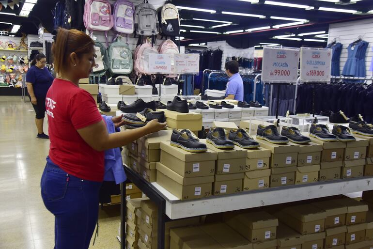 La participación de la industria nacional del calzado en las líneas escolares asciende al 20% en la actualidad. Pedro González.