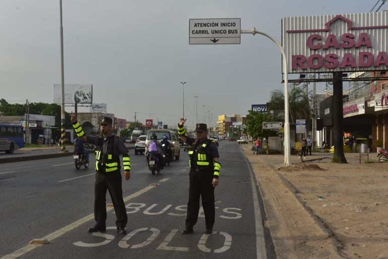 Agentes de la Patrulla Caminera realizan controles preventivos en el carril exclusivo de buses de la Ruta PY03.