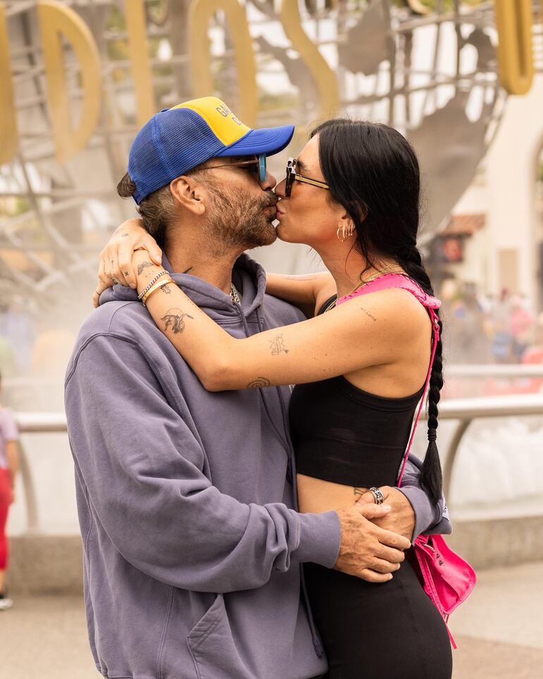 Alejandro Fernández dando un beso a su novia Karla Laveaga en Universal Studios. (Instagram/Alejandro Fernández)