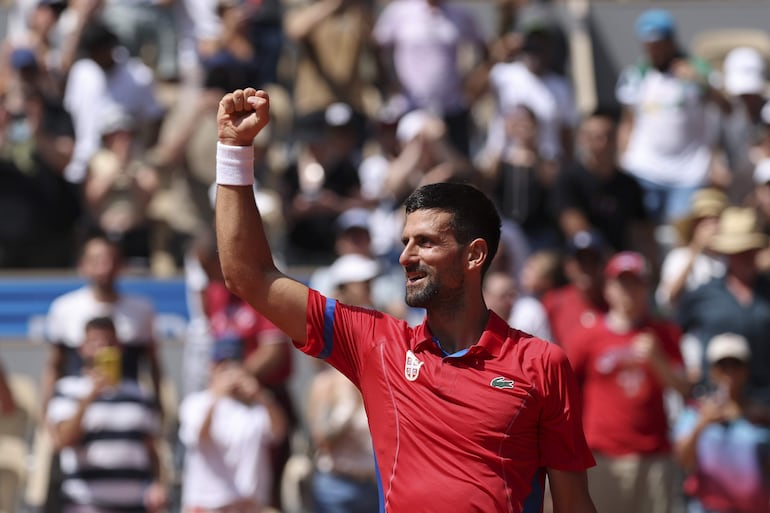 El tenista serbio Novak Djokovic celebra tras ganar al alemán Dominik Koepfer en su partido de tercera ronda del torneo individual masculino de tenis de los Juegos Olímpicos de París 2024 disputado en el complejo de tenis Roland Garros de París .