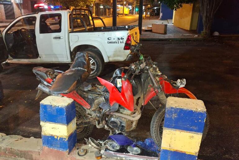 La motocicleta en la que el hombre -a cuyo familiares están buscando- protagonizó el accidente y falleció.