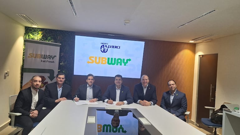 Este acuerdo se firmó con la presencia de altos ejecutivos de Subway.