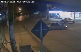 Imagen de una cámara de seguridad muestra cuando la camioneta robada pasa frente al Hospital Nacional de Itauguá, poco después de la medianoche, hacia la ciudad de Itauguá.