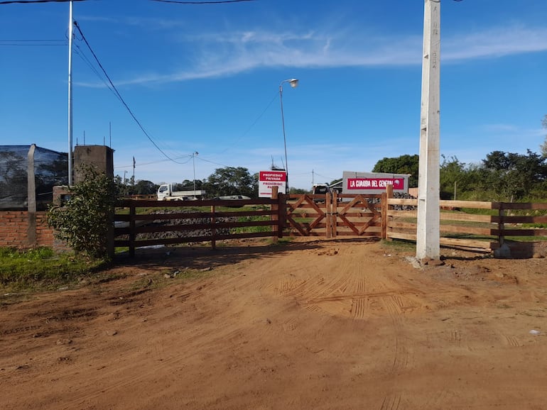 Fachada de la "Guarida del General", edificada por Jatar Fernández en predio que fue denunciado como invadido.