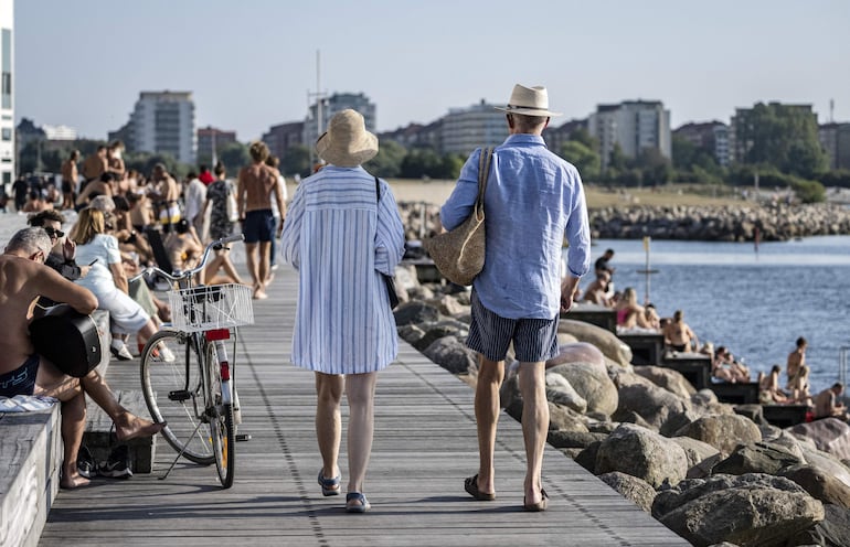 La gente se agolpa en el paseo marítimo Sundspromenaden en Malmo, Suecia. El Gobierno sueco anunció esta semana que suprimirá a partir del 1 de julio de 2025 el impuesto ecológico a los viajes en avión, introducido en 2018.