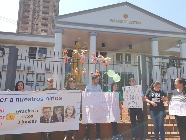 La manifestación se realiza frente al Poder Judicial de Ciudad del Este.