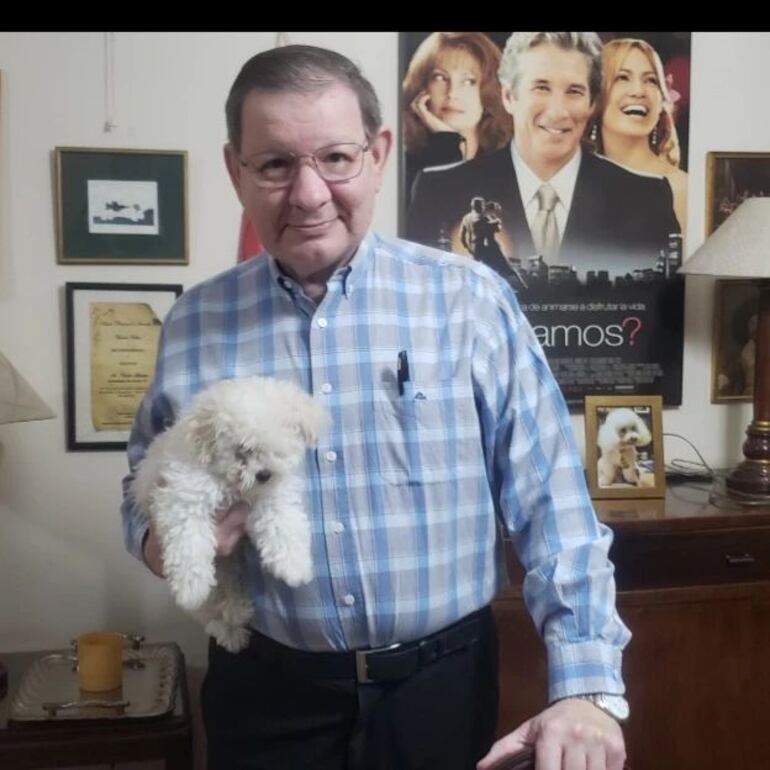 El cumpleañero Carlos Martini posando con Bobby, su nuevo compañero de aventuras.