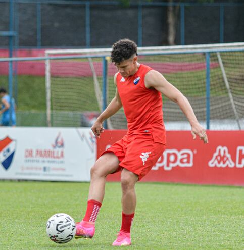 Carlos Paraguarí Espínola, realizando trabajos de campo con pelota.