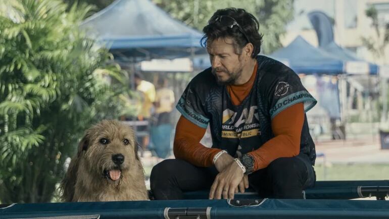 Mark Wahlberg en una escena de "Arthur, una amistad sin límites", basada en la emotiva historia de un atleta y un perro callejero.