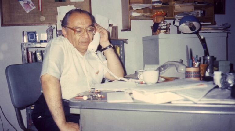 Gustavo Gutiérrez en su oficina en los años 70