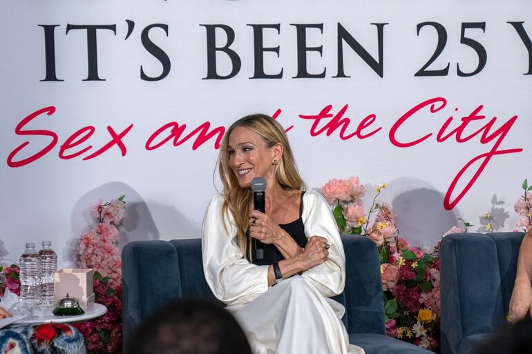 La protagonista de la serie "Sex and the City" ("Sexo en la ciudad" en Hispanoamérica y "Sexo en Nueva York" en España), Sarah Jessica Parker (SJP), habla durante un evento de presentación de la muestra "Sex and the City: 25 years" hoy, en el barrio del Soho en Nueva York (EEUU). Sarah Jessica Parker celebró este jueves su 25 aniversario inaugurando por sorpresa una exposición en la Gran Manzana, donde reveló que la serie tuvo que ingeniárselas con poco dinero en cuestión de moda hasta que un bolso prestado le abrió las puertas del lujo.