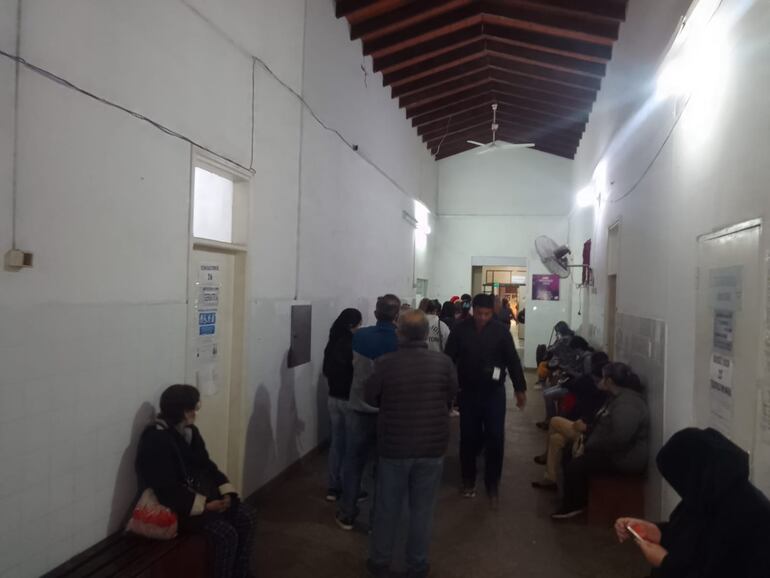 Pacientes esperan para ser atendidos en el Hospital de Lambaré.