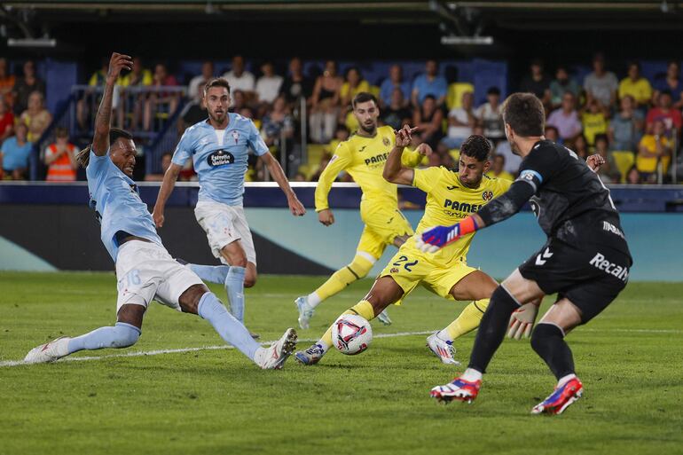 VILLARREAL (CASTELLÓN), 26/08/2024.- El delantero del Villarreal Ayoze Pérez (2-d) chuta para marcar el tercer gol ante el Celta, durante el partido de Liga en Primera División que Villarreal CF y Celta de Vigo disputan este lunes en el estadio de La Cerámica. EFE/Manuel Bruque
