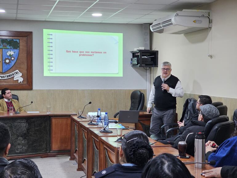 El pastor Miguel Ortigoza, quien forma parte de la mesa evaluadora de los materiales, socializa educación sexual en Gobernación de Caaguazú.