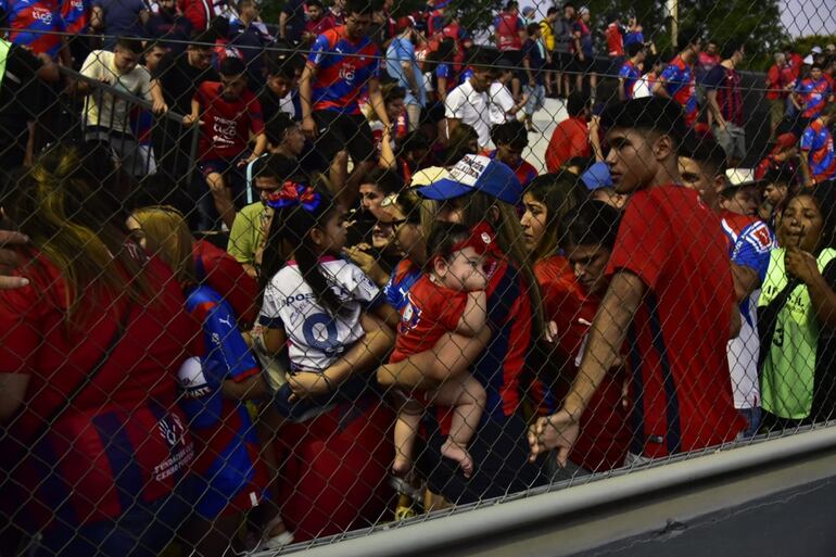 Hinchas de Cerro Porteño el pasado domingo ante Libertad.