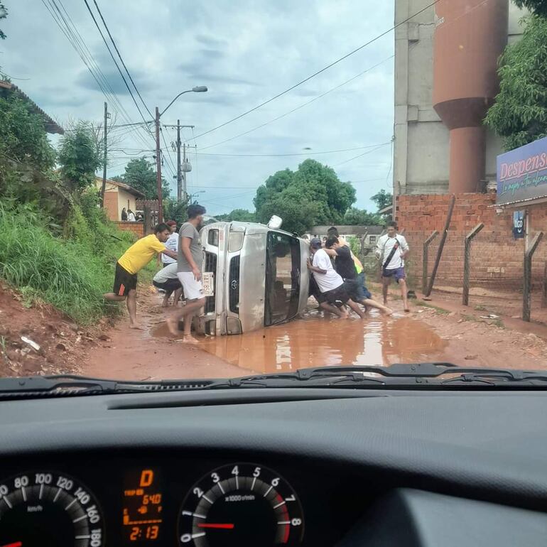 Vecinos lograron fotografiar uno de los vuelcos de vehículos en la calle San Estanislao de Villa Elisa, usada como desvío de Colonia Elisa.