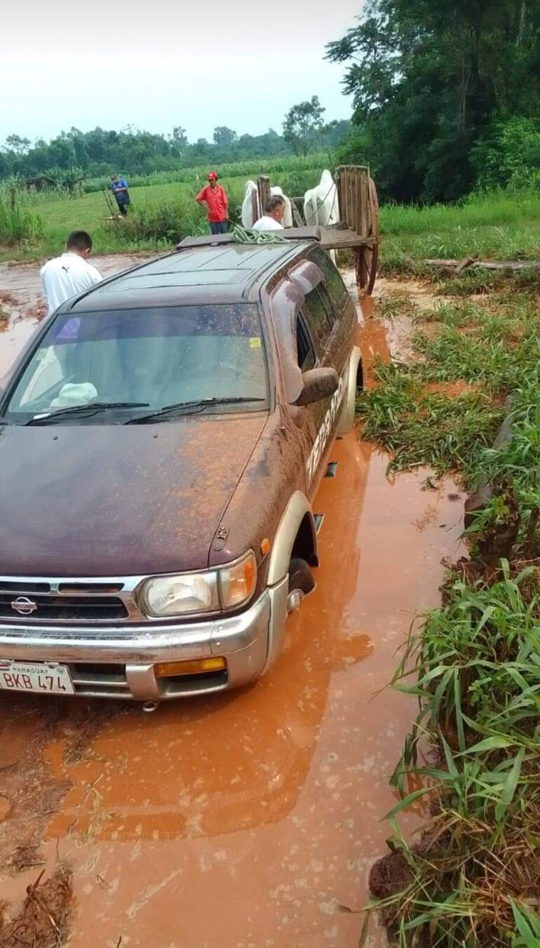 Los automovilistas deben recurrir a la tradicional carreta para rescatar los vehículos atascados.