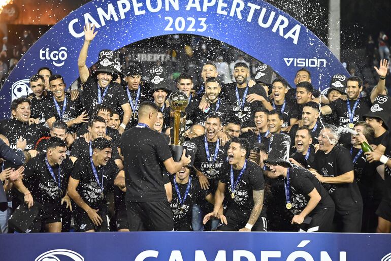 Los jugadores de Libertad festejan la conquista del torneo Apertura 2023 con el trofeo de campeón en el estadio La Huerta, en Asunción. 