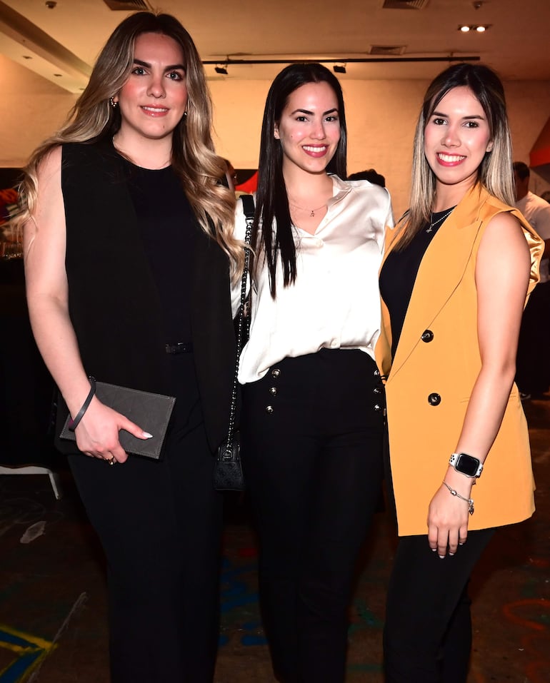 Valeria Insfrán, Silvana Gómez junto con Isaura Rivaldi. 