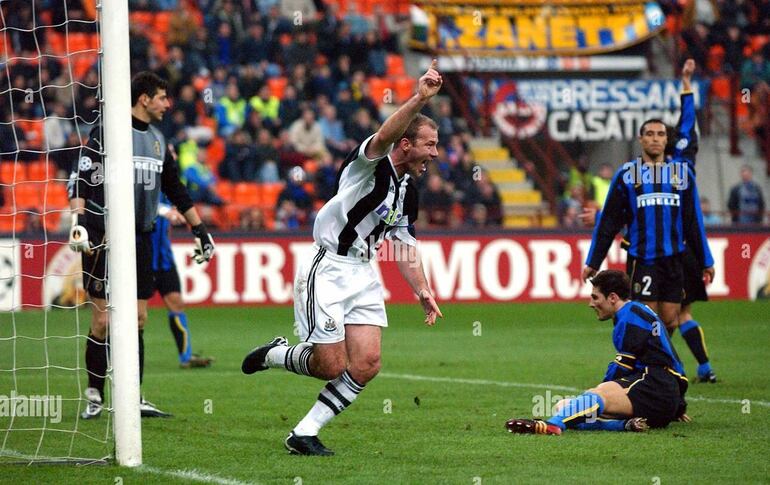 Alan Shearer, jugador del Newcastle, celebran su gol ante el Inter en el 2-2 en la temporada 2002/03.