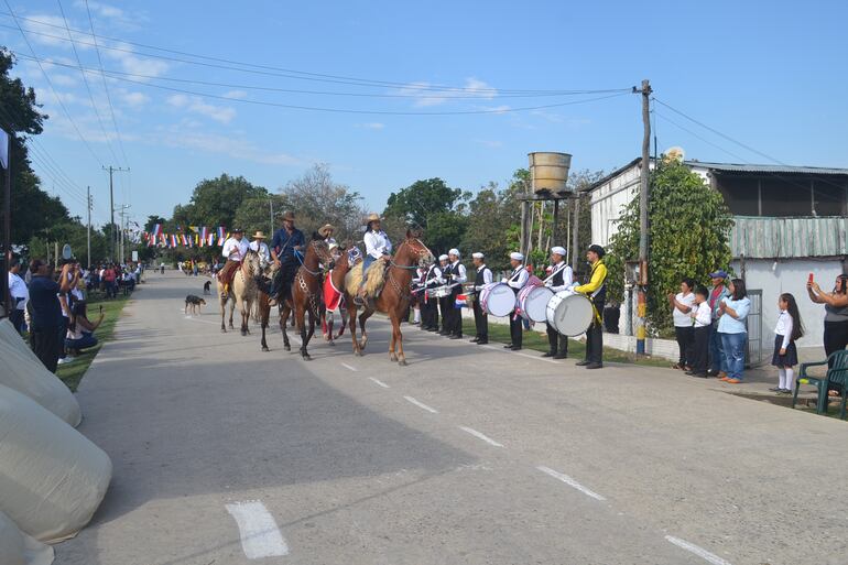 Los trabajadores de campo también se lucieron con sus caballos durante el desfile.