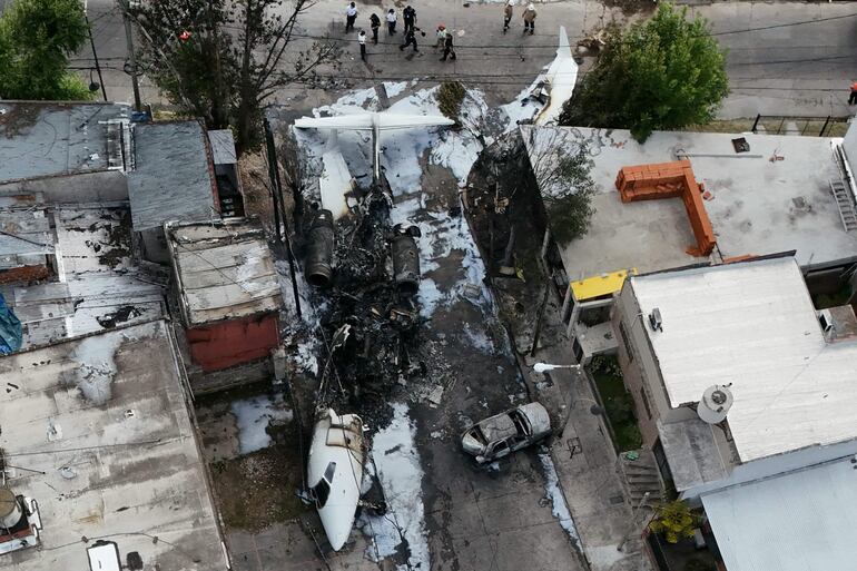 Vista área del accidente que involucró a un avión privado que terminó chocando e incendiándose. 