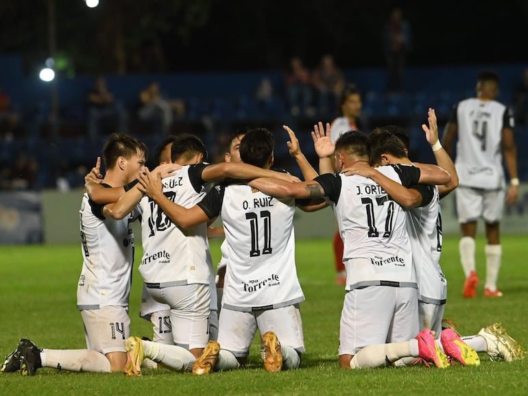 Los futbolistas de Tacuary festejan un gol en el torneo Clausura 2023 del fútbol paraguayo.