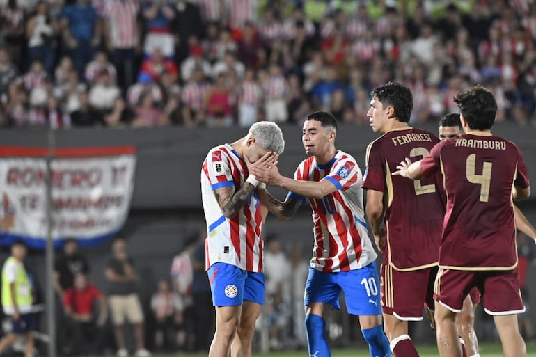 Julio Enciso, jugador de la selección de Paraguay, lamenta el penal errado en un partido frente a Venezuela por la fecha 10 de las Eliminatorias Sudamericanas 2026 en el estadio Defensores del Chaco, en Asunción.