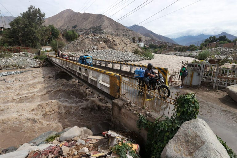 Los servicios de emergencia de Perú alertaron de la crecida de varios ríos en diversos puntos del país.