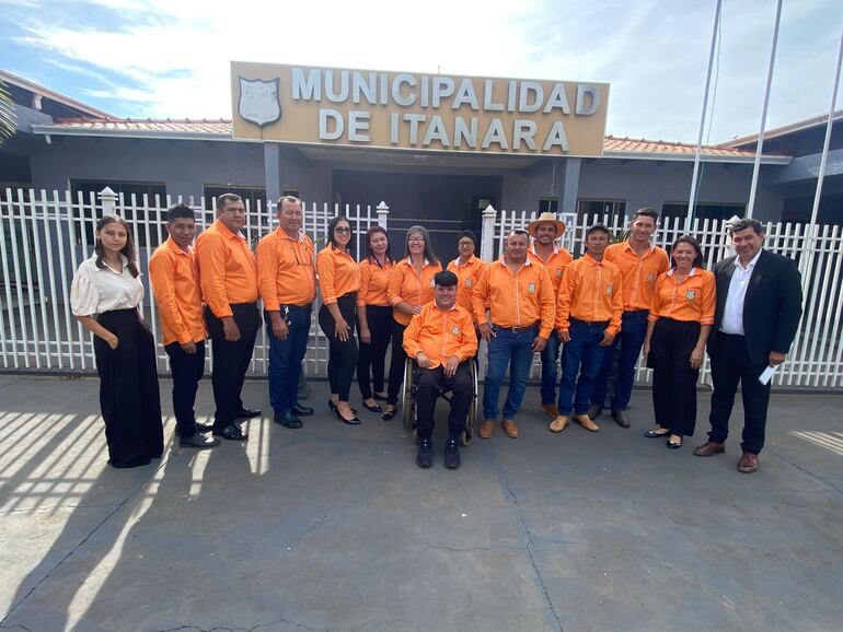 El nuevo intendente de Itanará, Jorge López Armoa (en silla de ruedas) junto a los 12 concejales municipales y sus asesores.