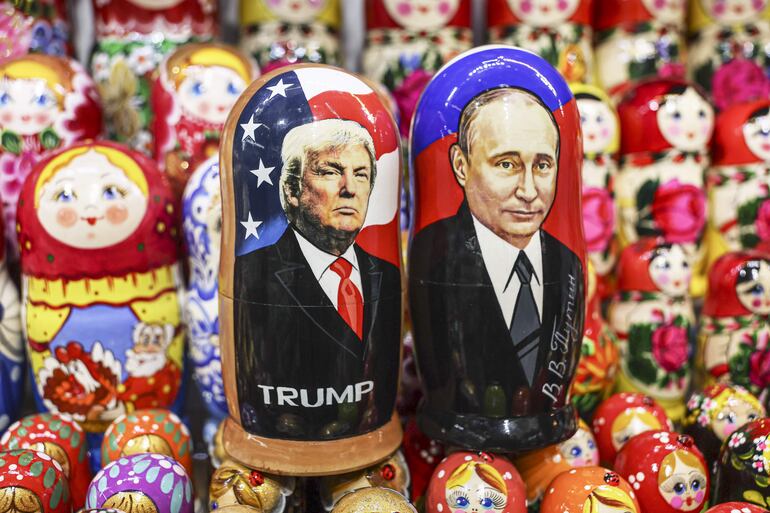 Muñecas rusas tradicionales con el rostro de Donald Trump y Vladimir Putin. 