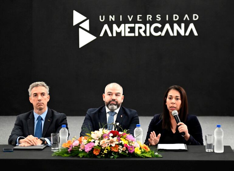 Camilo Jiménez, Enrique Berni y  Estela Martínez durante la presentación del diplomado en Derecho Multifuero.