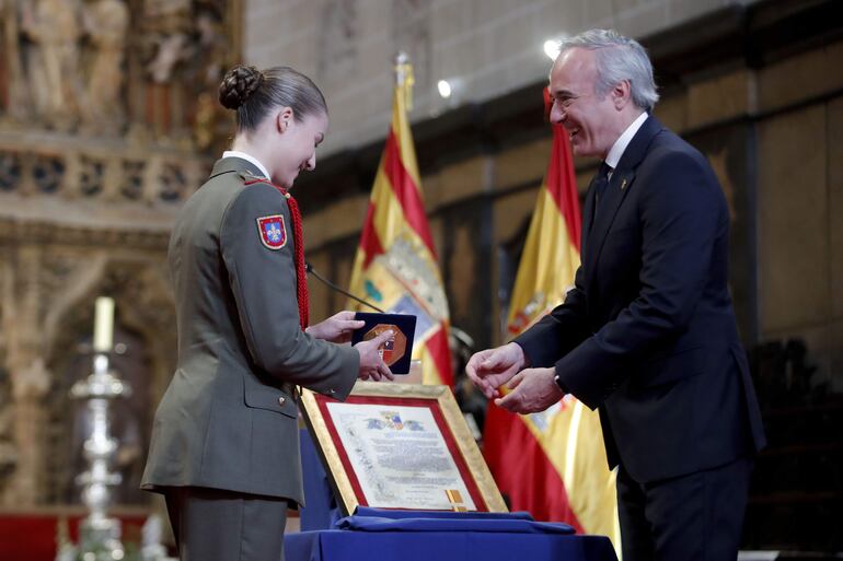 La princesa de Asturias, Leonor de Borbón, y el presidente de Aragón, Jorge Azcón, en una de las ceremonias de la jornada en la que recibió sendos homenajes por parte de las principales instituciones aragonesas y de Zaragoza, en la capital de Aragón. (EFE/ Javier Cebollada)
